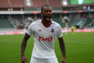 Полузащитник «Локомотива» Мануэл Фернандеш радуется забитому мячу