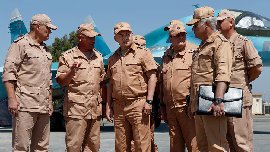 Министр обороны России Сергей Шойгу (в центре) инспектирует организацию несения российскими военнослужащими боевой службы на авиабазе «Хмеймим» в ходе рабочей поездки в Сирию