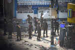 Военнослужащие во время протестов в Янгоне, 2 марта 2021 года