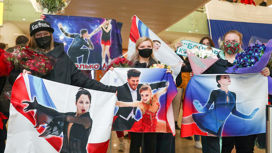 Болельщики в аэропорту Шереметьево во время встречи российских фигуристов, вернувшихся с чемпионата мира по фигурному катанию в Стокгольме, 29 марта 2021 года