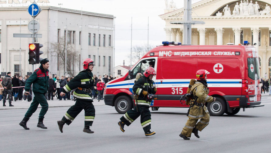 Сотрудники МЧС у минского метро, где прогремел взрыв, 11 апреля 2011 года