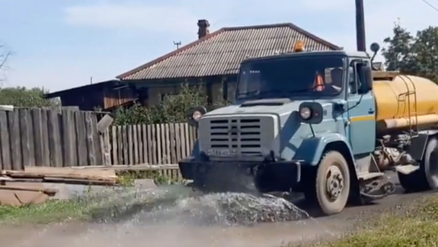 Свердловский губернатор не оценил помытую к его приезду дорогу
