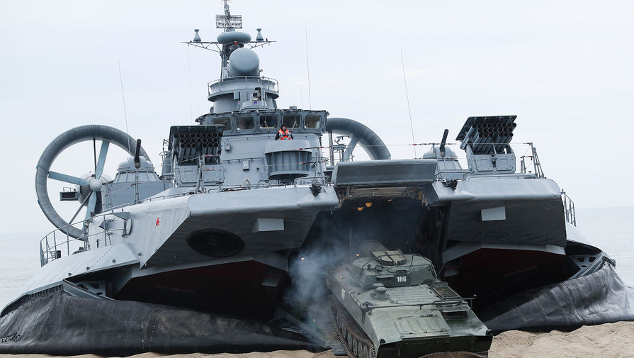 Корабли на воздушной подушке Евгений Кочешков и Мордовия провели стрельбы на Балтике