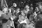 Летчик-космонавт СССР Павел Попович (слева) играет на пионерском горне. Украинская ССР. Город Узин, 1962 год