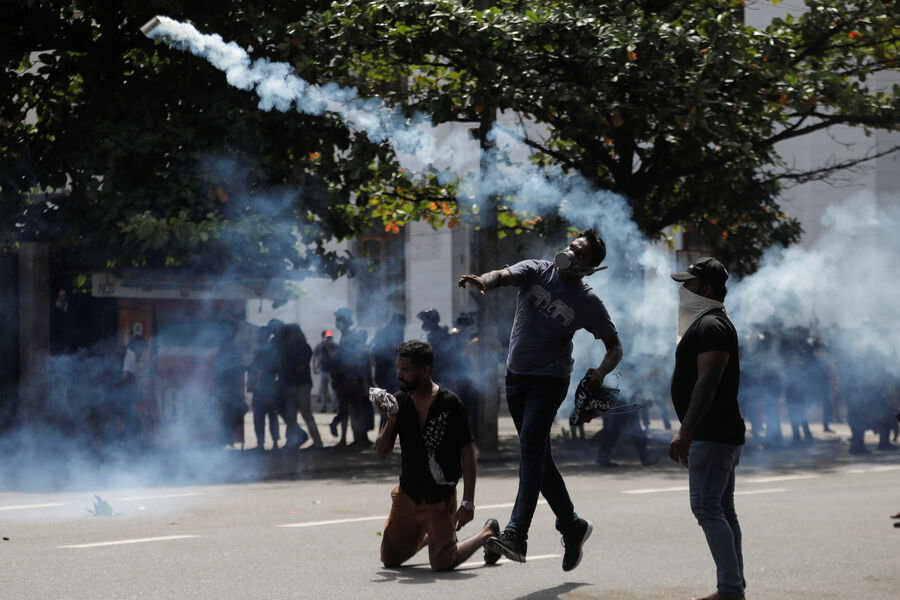 Полиция применяет слезоточивый газ для&nbsp;разгона протестующих в&nbsp;Коломбо, Шри-Ланка, 9&nbsp;июля 2022&nbsp;года