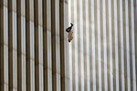 Ричард Дрю. «Падающий человек». 2001 год
<br><br>Прыжок человека из горящей башни Всемирного торгового центра в Нью-Йорке после террористической атаки