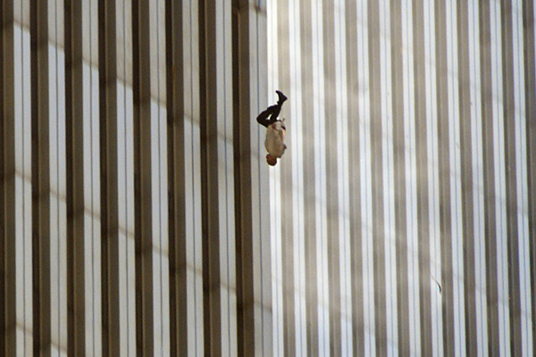 Ричард Дрю. «Падающий человек». 2001&nbsp;год
<br><br>Прыжок человека из&nbsp;горящей башни Всемирного торгового центра в&nbsp;Нью-Йорке после террористической атаки