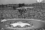 Праздничное мероприятие в честь выпуска 500-тысячного Volkswagen Beetle на стадионе в Вольфсбурге, Германия, 1953 год