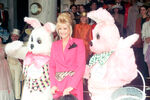 Ивана Трамп с актерами из бродвейского мюзикла «Встреть меня в Сент-Луисе», переодетыми в пасхальных кроликов возле отеля «Плаза» в Нью-Йорке, 15 апреля 1990 года