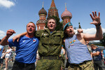 Десантники во время праздничных гуляний, посвященных 92-й годовщине создания ВДВ, на Красной площади, Москва, 2 августа 2022 года