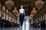 Кара Делевинь на показе коллекции Balmain во время Paris Fashion Week, 2019 год