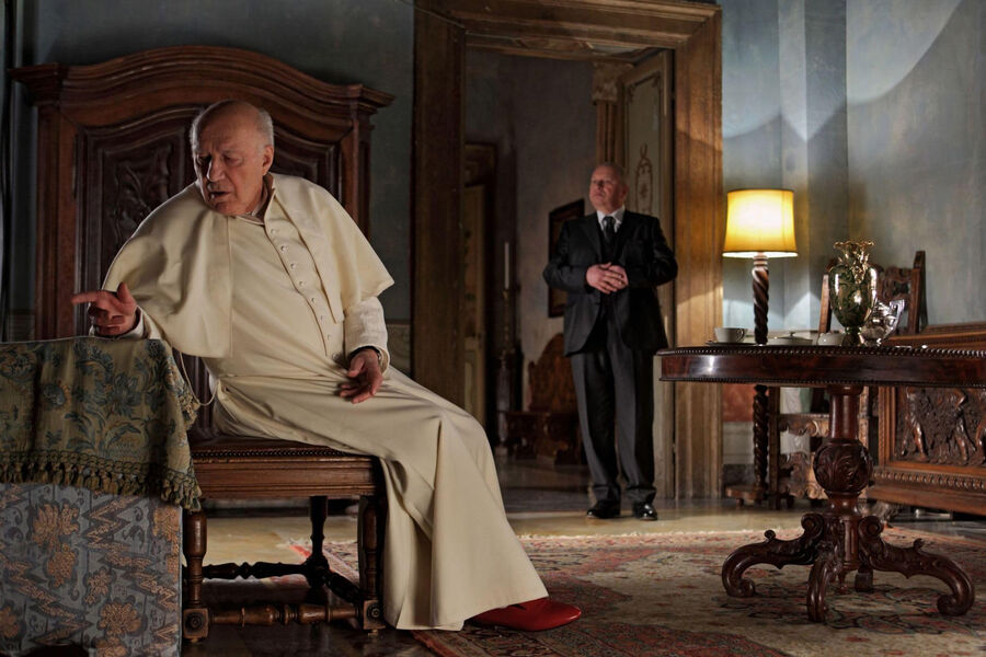 <b>&laquo;У нас есть Папа!&raquo; (2011)</b>
<br><br>
Малоизвестная комедийная драма режиссера Нанни Моретти, в&nbsp;которой после смерти папы новым понтификом избирают человека с&nbsp;паническими атаками &mdash; он в&nbsp;том числе не может выйти на&nbsp;традиционное приветствие к&nbsp;верующим. А посему кардиналы нанимают для&nbsp;него известного психоаналитика.
