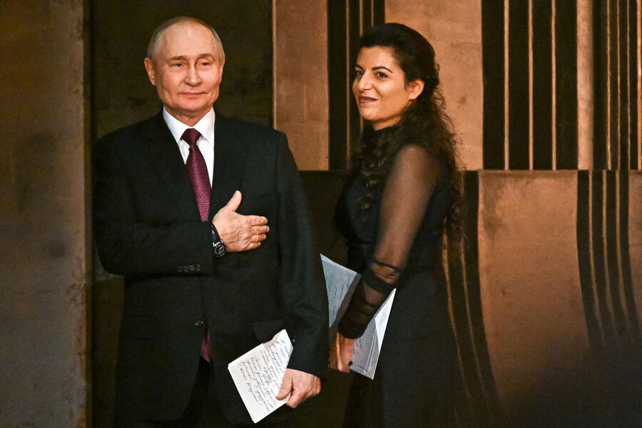 Президент РФ Владимир Путин и главный редактор телеканала RT и медиагруппы &laquo;Россия сегодня&raquo; Маргарита Симоньян на&nbsp;праздновании 20-летия международного телеканала RT (Russia Today) в&nbsp;Большом театре в&nbsp;Москве, 17&nbsp;октября 2025&nbsp;года