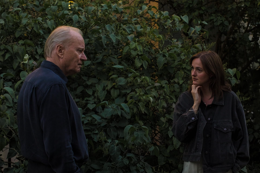 <b>«Сентиментальная ценность» (Affeksjonsverdi), реж. Йоаким Триер</b>
<br><br>
<b>Где и когда смотреть:</b> в кино — с 20 ноября
<br><br>
Комедийная драма Йоакима Триера со звездой его предыдущей ленты «Худший человек на свете» Ренате Реинсве. На этот раз она играет театральную актрису, дочь именитого режиссера (Стеллан Скарсгард), который хочет позвать ее в свой новый фильм — его первый проект за многие годы. После закономерного — в силу напряженных отношений — отказа он решает отдать эту роль американской кинозвезде (Эль Фэннинг). На Каннском кинофестивале 2025 года «Сентиментальная ценность» получила Гран-при, ее российская премьера состоялась на четвертом фестивале «Каро/Арт» в октябре.