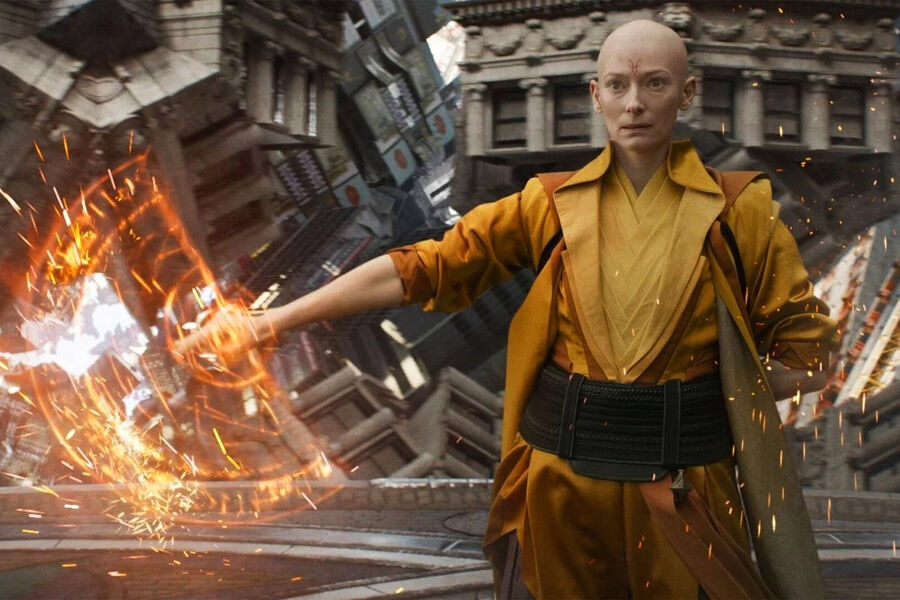 <b>&laquo;Доктор Стрэндж&raquo; (2016)</b>
<br><br>
Топовых актеров, не задействованных в&nbsp;фильмах Marvel, можно пересчитать по&nbsp;пальцам одной руки. И Тильда Суинтон в&nbsp;их число не входит: во франшизе актриса исполнила роль Старейшины, наставника Доктора Стрэнджа. Помимо сольного фильма, Суинтон появилась в&nbsp;образе могучего мага в&nbsp;финальных &laquo;Мстителях&raquo;.
