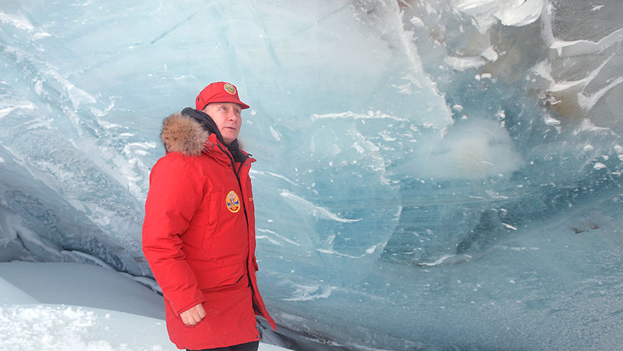 Владимир Путин во время посещения пещеры ледника Полярных летчиков на острове Земля Александры архипелага Земля Франца-Иосифа