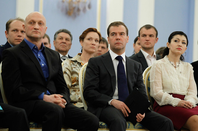 Президент РФ Дмитрий Медведев (в центре) в подмосковной резиденции «Горки» на встрече с активом партии «Единая Россия». Слева — актер Гоша Куценко, справа — телеведущая канала «Культура» Нара Ширалиева, 2011 год