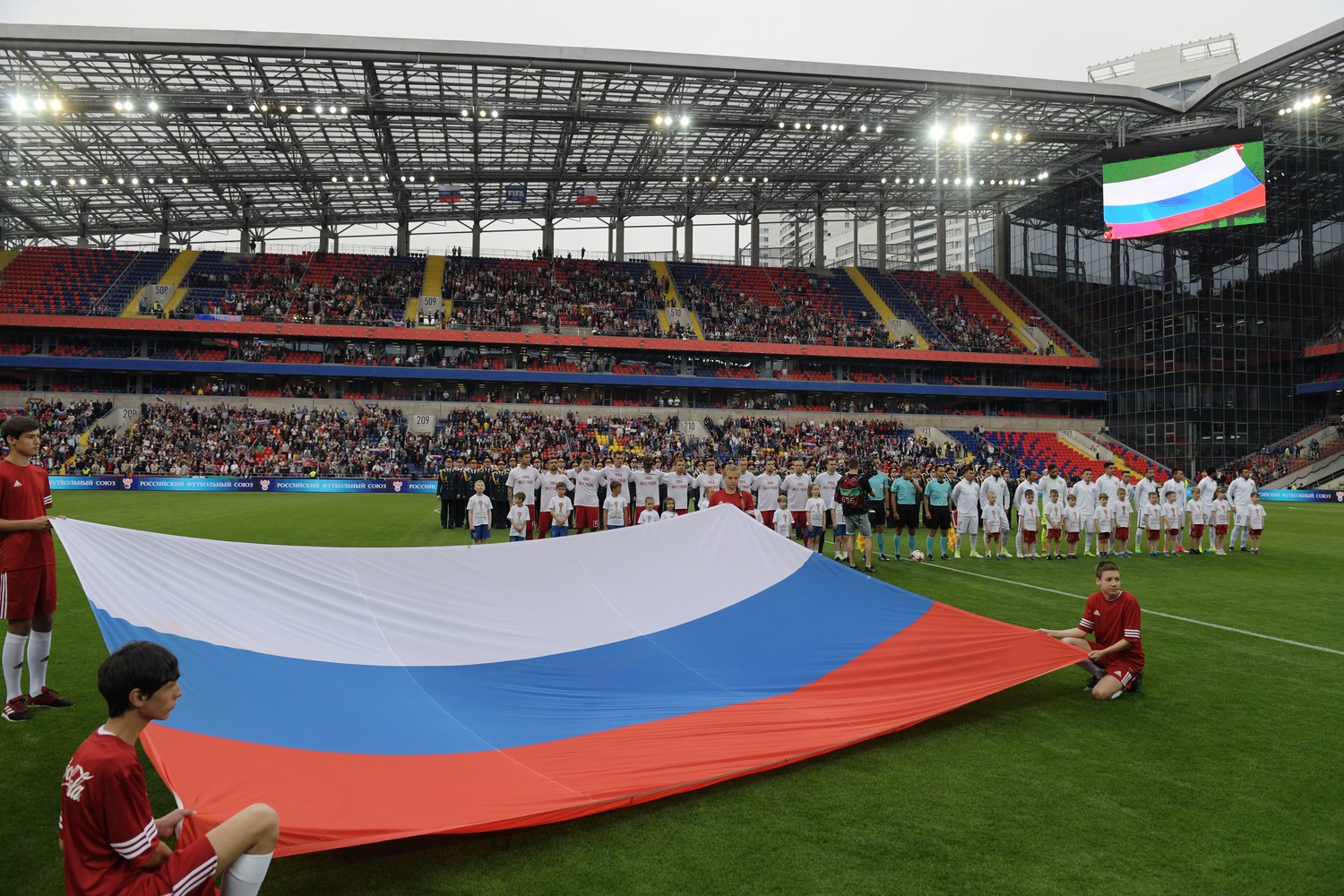 Игроки слушают гимн перед встречей