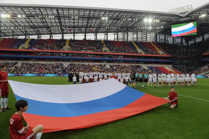 Игроки слушают гимн перед встречей