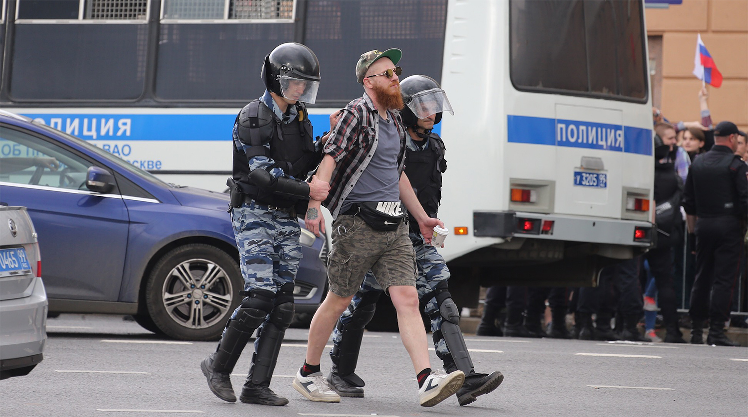 Задержание участника несанкционированного митинга на Тверской улице в Москве