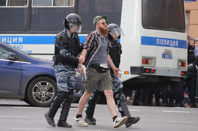 Задержание участника несанкционированного митинга на Тверской улице в Москве