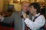 Мэр Москвы Юрий Лужков и певец Олег Газманов во время исполнения песни о столице, 1997 год