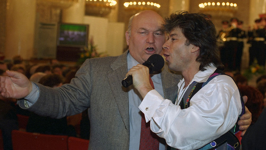 Мэр Москвы Юрий Лужков и певец Олег Газманов во время исполнения песни о&nbsp;столице, 1997 год