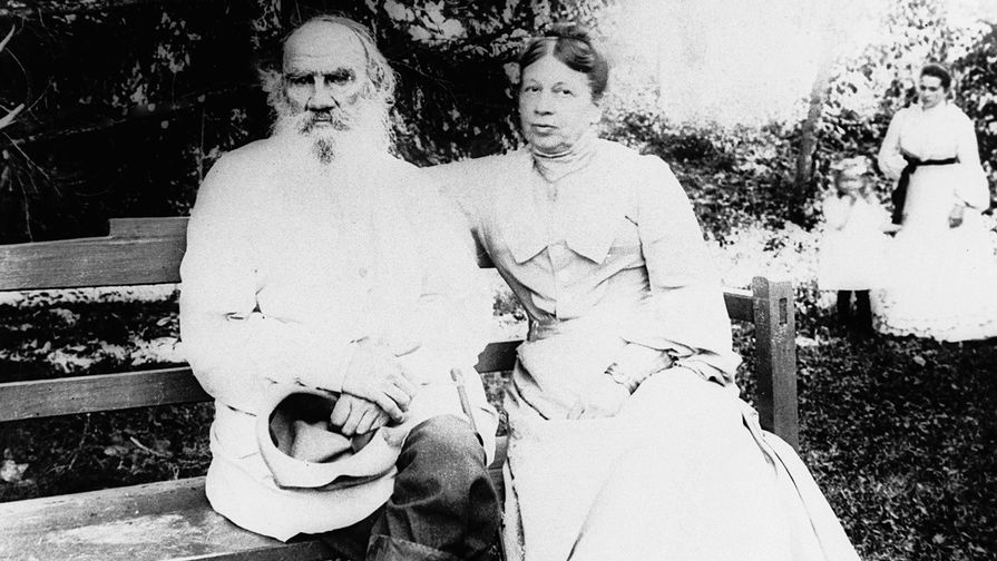 Писатель Лев Николаевич Толстой (слева) и Софья Андреевна Толстая (справа) в Ясной Поляне, 1903 год