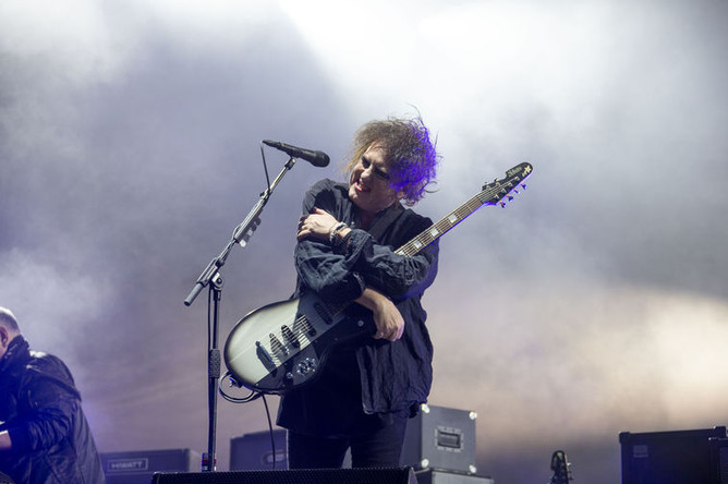 Вокалист группы The Cure Роберт Смит во время выступления на фестивале «Пикник «Афиши» в Москве, 3 августа 2019 года