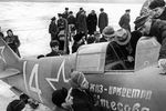 Артисты государственного джаз-оркестра Леонида Утесова осматривают самолет, приобретенный на их средства для фронта, 1944 год