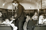 Кондуктор проверяет билеты и пассажиров на втором этаже «Рутмастера», Лондон, 60-е года