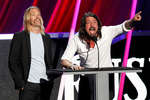 Тейлор Хокинс и Дейв Грол из Foo Fighters во время церемонии введения в Зал славы рок-н-ролла в Лос-Анджелесе, 2013 год