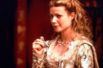 Поворотным моментом в карьере Пэлтроу стал 1998 год, когда она сыграла главные роли в пяти громких фильмах года — “Большие надежды” , “Осторожно! Двери закрываются”, “Наследство”, “Идеальное убийство” и “Влюбленный Шекспир”. За последний актриса получила “Оскар”, “Золотой глобус” и Премию Гильдии киноактеров США в номинации “Лучшая женская роль”.
<br><br>
<b>На фото:</b> Гвинет Пэлтроу в кадре из фильма «Влюбленный Шекспир» (1998)
