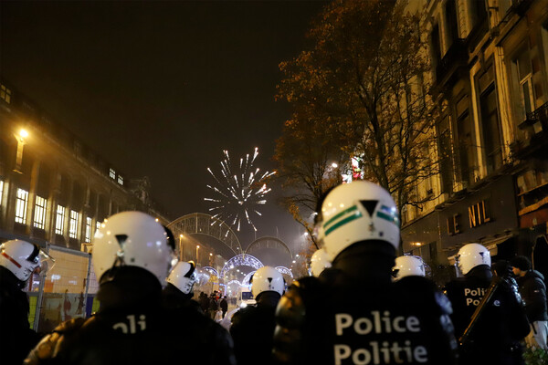 Полиция во время празднования победы сборной Марокко футбольными болельщиками в&nbsp;Брюсселе, Бельгия, 6&nbsp;декабря 2022&nbsp;года