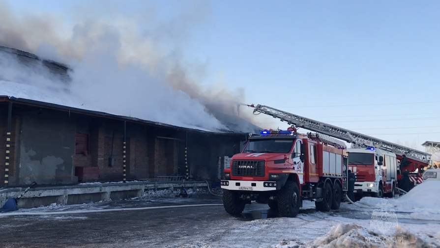 На складе с алкоголем в приморском Артеме произошел пожар