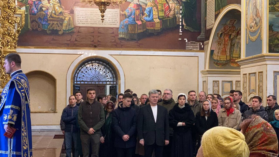 Порошенко пришел в Киево-Печерскую Лавру на литургию ПЦУ