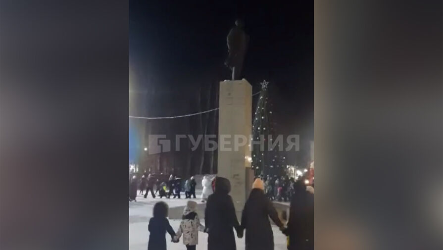 Россияне устроили праздничный хоровод вокруг памятника Ленину