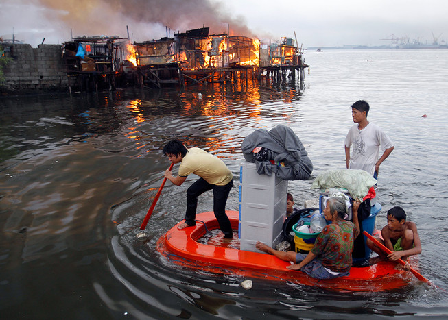 11&nbsp;мая. Местные жители спасаются от пожара, охватившего по&nbsp;меньшей мере тысячу домов в&nbsp;трущобах Манилы.