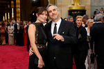 Режиссер Альфонсо Куарон с подругой перед началом церемонии вручения премии «Оскар»