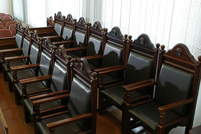 Скамья присяжных заседателей в зале судебных заседаний