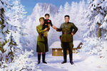 Картина с изображением Ким Ир Сен со своей первой женой и сыном Ким Чен Иром