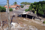 Приливные волны затапливают дома в 60 км к югу от Коломбо, Шри-Ланка
