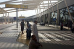 Египтяне собираются за пределами зоны прибытия в международном аэропорту Каира