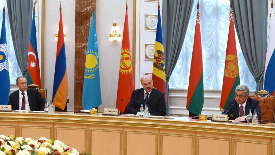Президент России Владимир Путин, президент Белоруссии Александр Лукашенко и президент Армении Серж Саргсян
