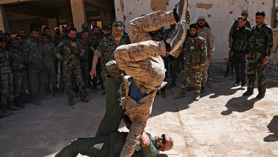 Генерал Исама Захреддин обучает новобранцев республиканской гвардии в&nbsp;сирийском городе Дейр-эз-Зор, апрель 2017&nbsp;года