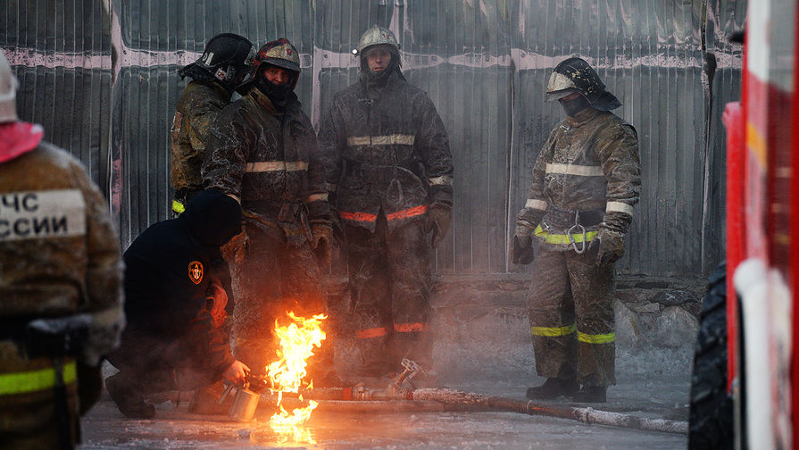 Ликвидация пожара в здании с обувным производством в поселке Чернореченский Новосибирской области, 4 января 2018 года