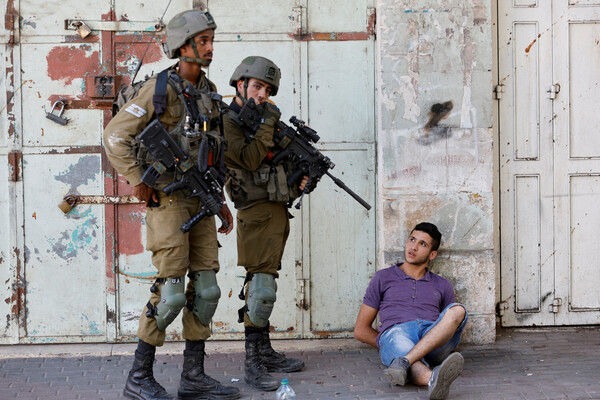 Солдаты израильской армии и задержанный палестинец во время столкновений в&nbsp;Хевроне, 26&nbsp;августа 2022&nbsp;года