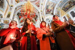 Верующие во время пасхальной службы на территории Кафедрального собора Казанской Божьей Матери в Чите, 20 апреля 2025 года