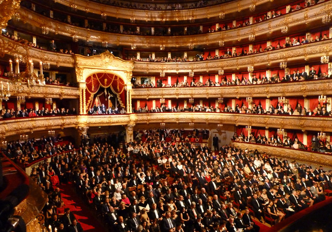Зрительный зал Большого театра во время церемонии открытия