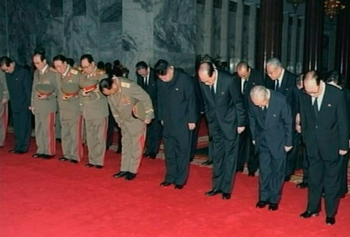 Третий сын и преемник Ким Чен Ира 27-летний Ким Чен Ын (четвертый слева) стал полуофициальным главой государства, получив титул «великий последователь» своего отца